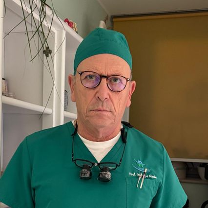 immagine del professor Giuseppe Reale medico dentista a Lauria